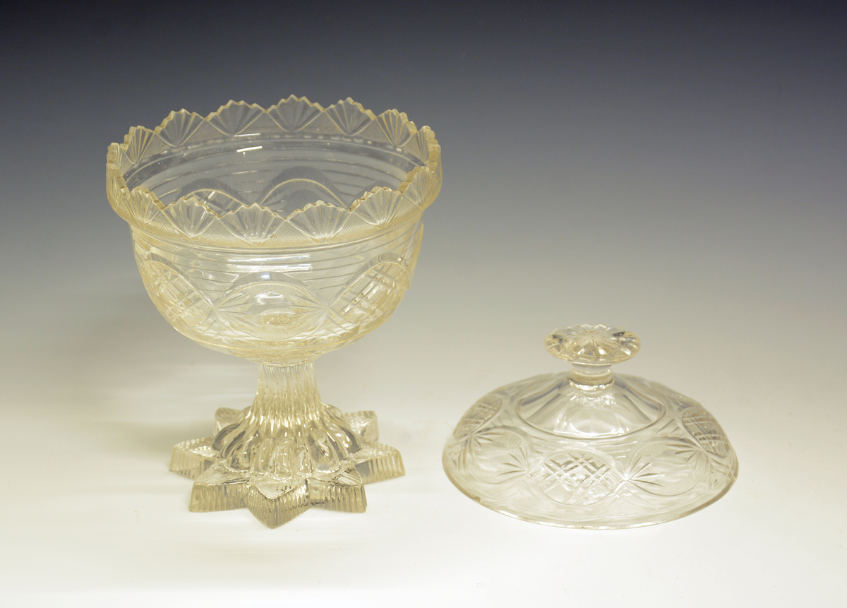 Sukkerskål på stett, med lokk, i krystall.