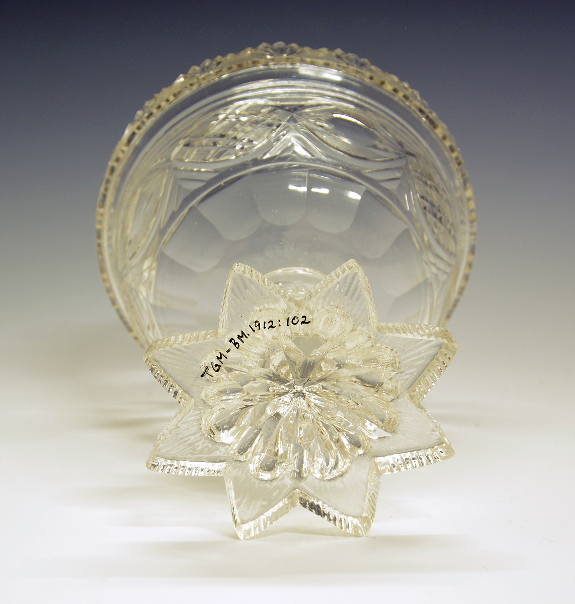 Sukkerskål på stett, med lokk, i krystall.