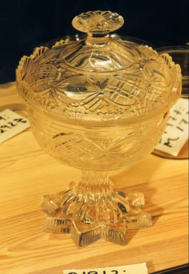Sukkerskål på stett, med lokk, i krystall.