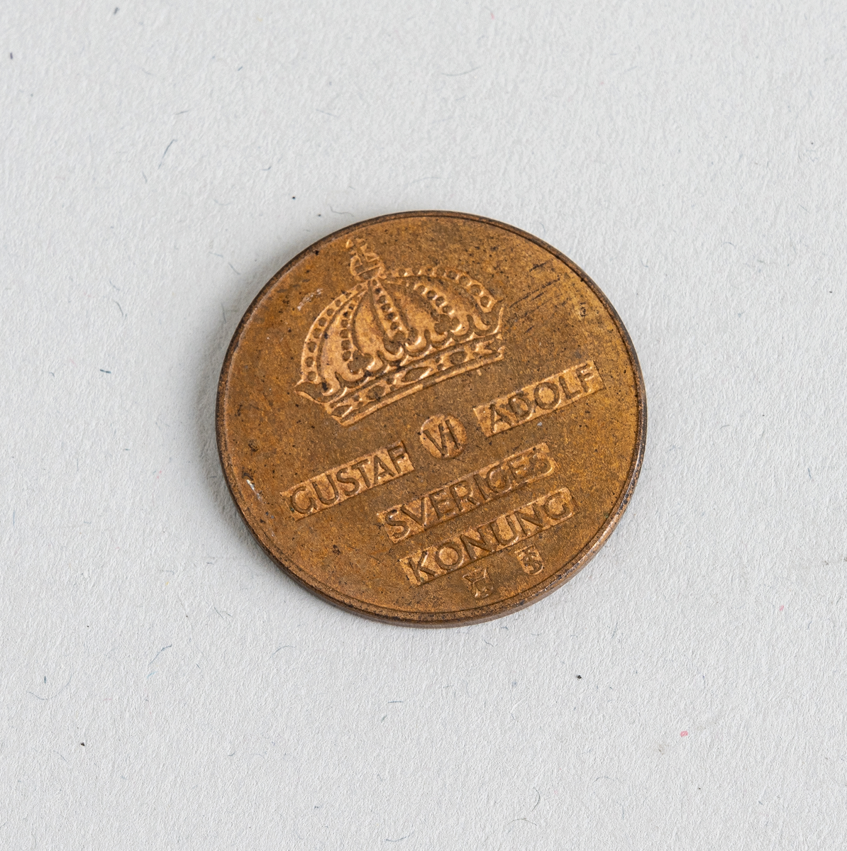 En svensk 5-øre fra 1952. Mynten er laget av bronse. På den ene siden er det valør og årstall, se "Påført tekst/merker". På den andre siden er det tekst med kongens navn. På begge sider er det svenske riksregaliet. Mynten var en standard sirkulasjonsmynt i perioden 1950-1973.