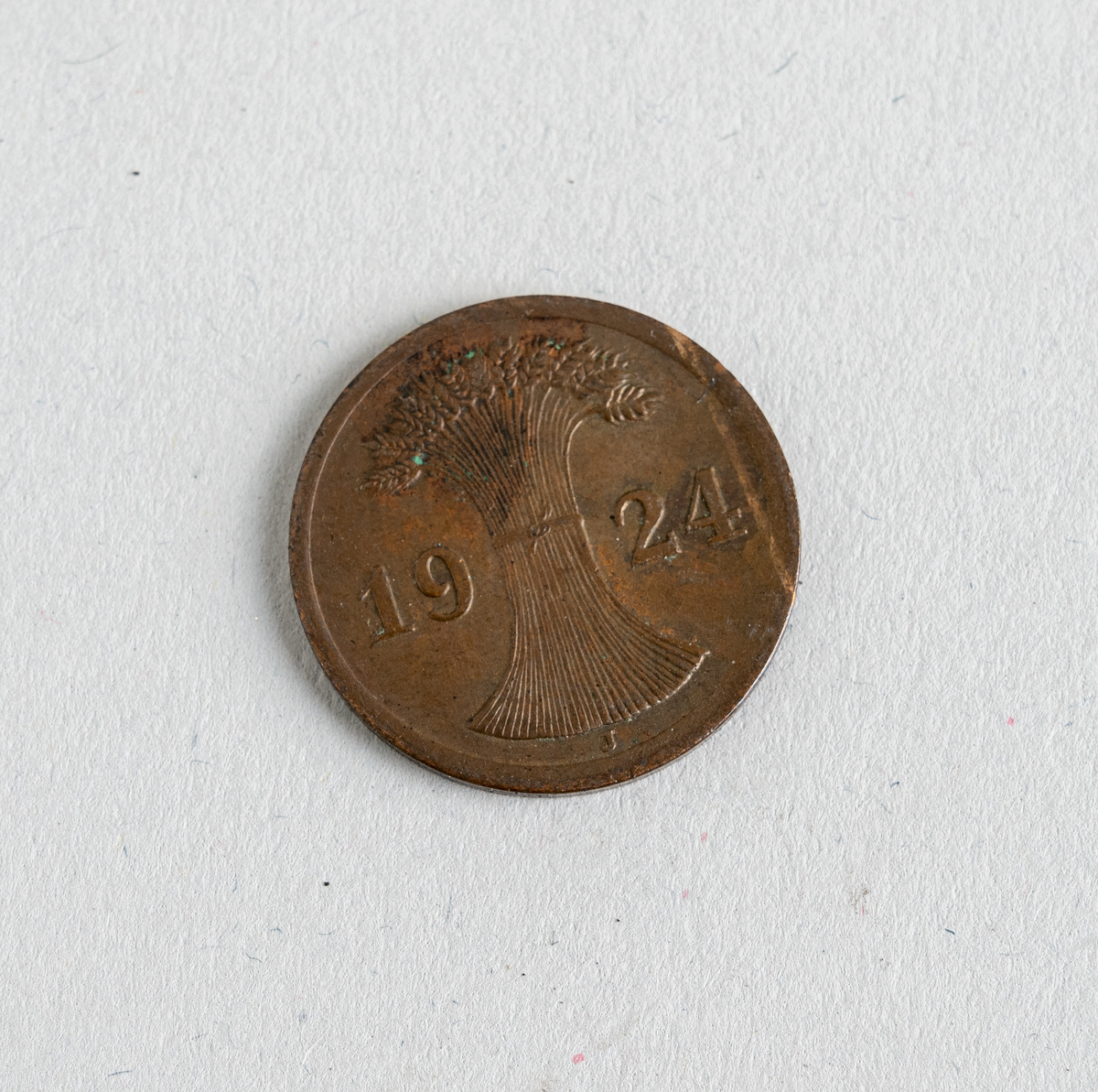 En tysk 2-reichspfennig fra 1924. Mynten er laget av bronse. På den ene siden er det informasjon om valør og utsteder. På den andre siden er et nek av hvete med årstallet 1924. Denne mynten var en standard sirkulasjonsmynt i perioden 1923-1936.