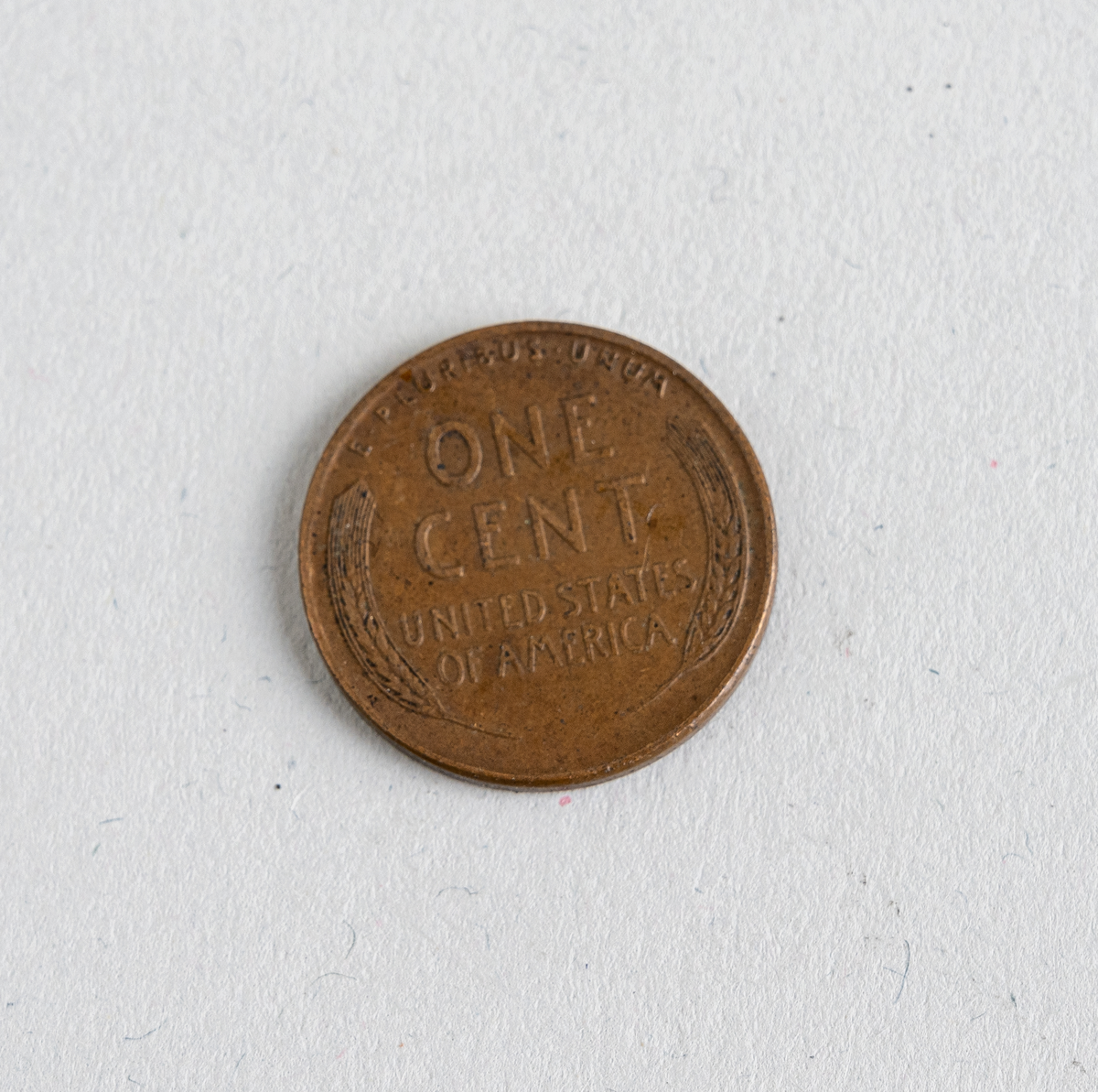 En amerikansk 1-cent fra 1956. Mynten er laget av bronse. På den ene siden er det valør og tekst på latinsk og amerikansk, se "Påført tekst/merker". På den andre siden er det tekst og årstall samt illustrasjon/portrett av Abraham Lincoln. Mynten var en standard sirkulasjonsmynt i perioden 1909-1958.