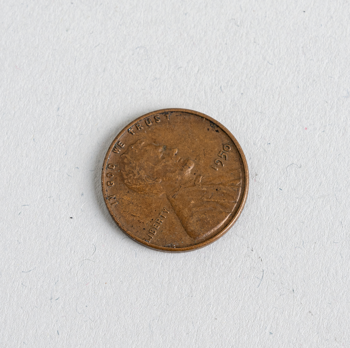 En amerikansk 1-cent fra 1956. Mynten er laget av bronse. På den ene siden er det valør og tekst på latinsk og amerikansk, se "Påført tekst/merker". På den andre siden er det tekst og årstall samt illustrasjon/portrett av Abraham Lincoln. Mynten var en standard sirkulasjonsmynt i perioden 1909-1958.