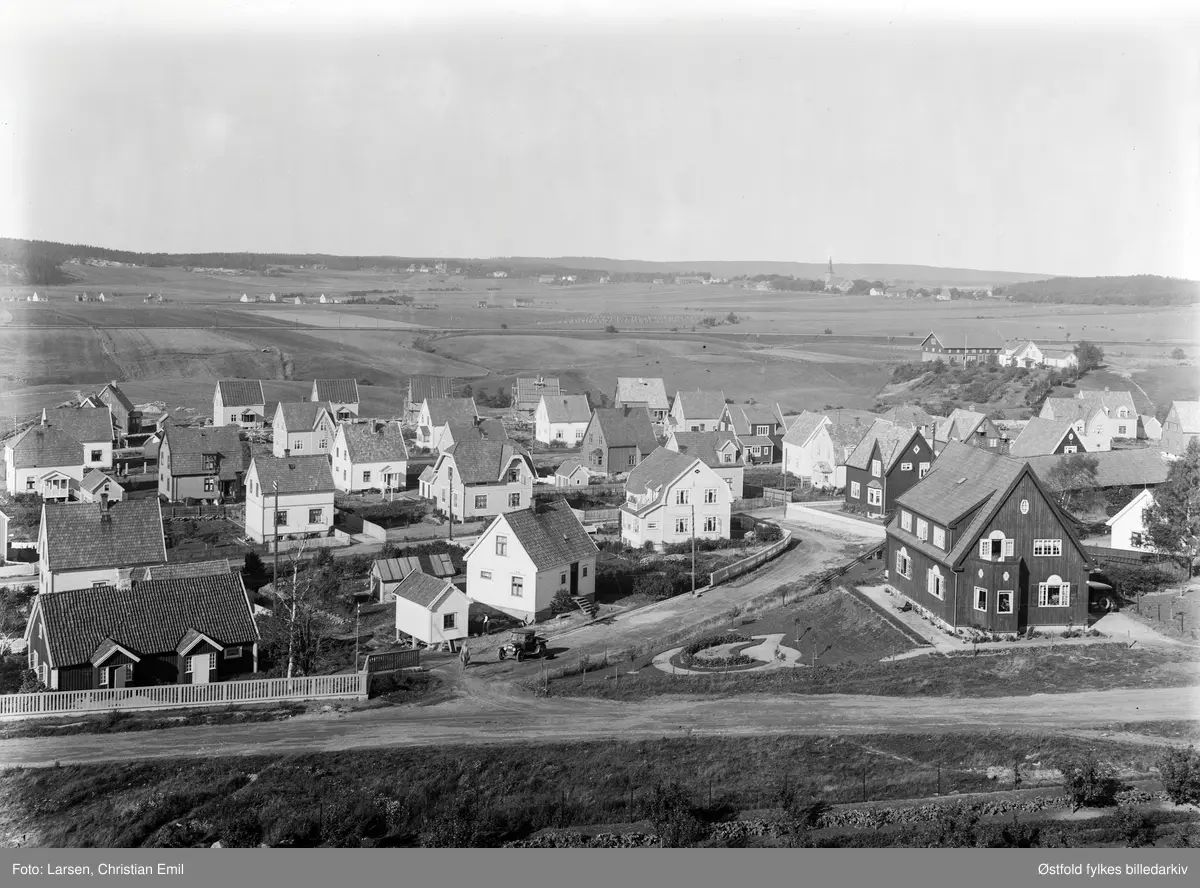 Oversiktsbilde fra Grotterødløkka i Sarpsborg mot Tune kirke og Grålumsstua i bakgrunnen. Balchens gate, Snorres gate. Kruses gate og Ringgata. Fotografert fra Storgata. 
Grotterød gård til høyre i bakgrunnen. 
Husene nærmest jordene holder på å bygges.