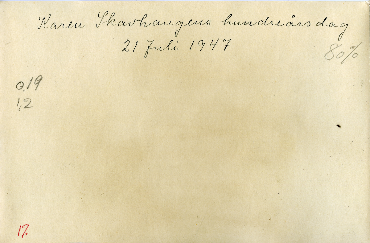 Karen Skavhaugens hundreårsdag 21. juli 1947.
Familiefest på Skavhaugen.
Menn, kvinner og barn.
Bilde er fra fotoalbum GM.036888.