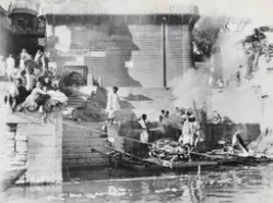 Benares. De døde binnes først til enslags stige og dypes ned