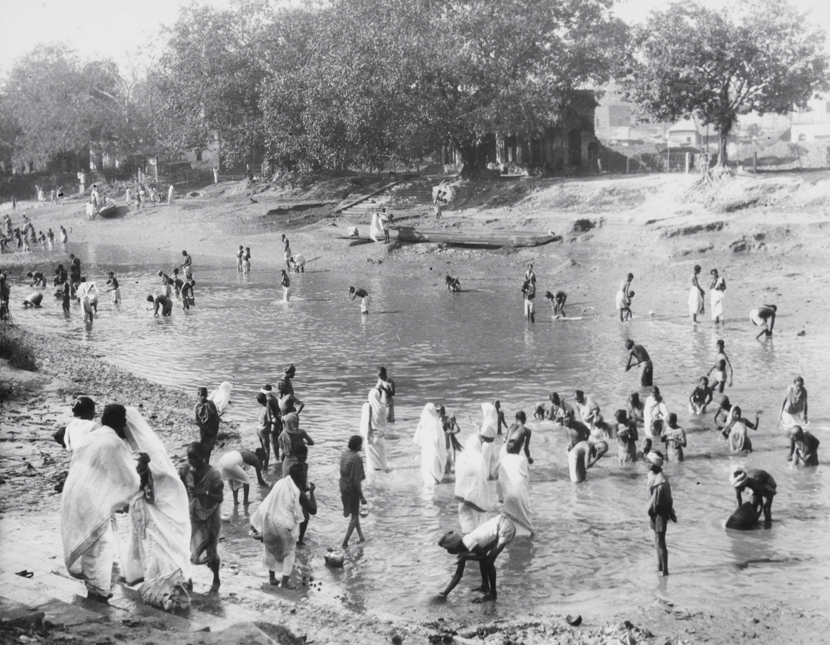 Ganges. Mennesker vandrer ned til elven. India. Fotografi tatt i forbindelse med Elisabeth Meyers reise til India 1932-33.