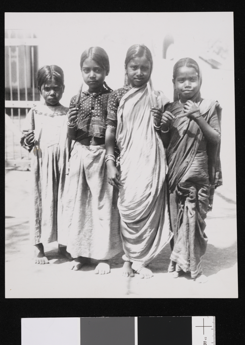 Fire jenter. Fotografi tatt i forbindelse med Elisabeth Meyers reise til India 1932-33.