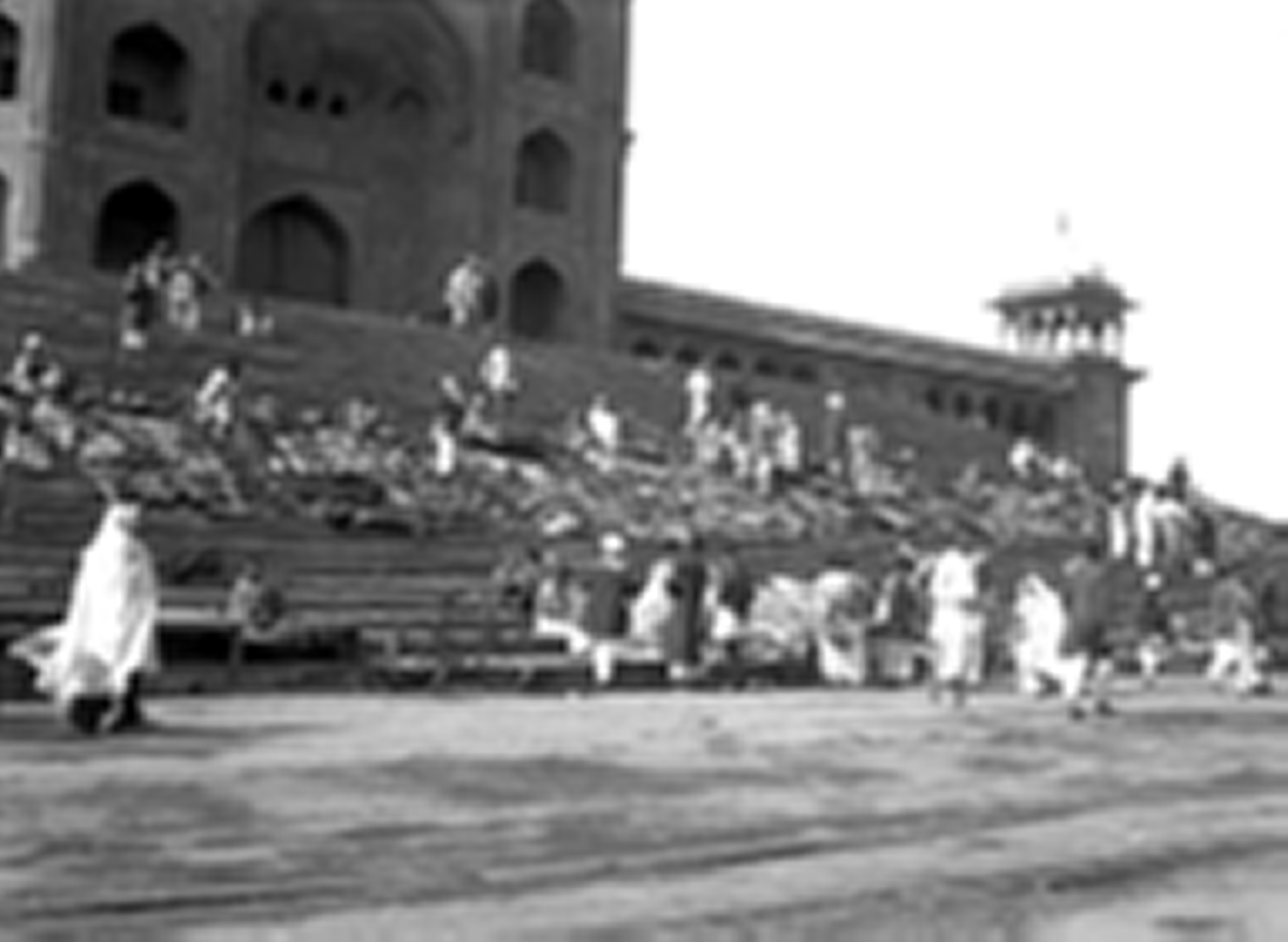 Mennesker i en trapp der det kan se ut som det forgår salg av ulike varer. Fotografi tatt i forbindelse med Elisabeth Meyers reise til India 1932-33.