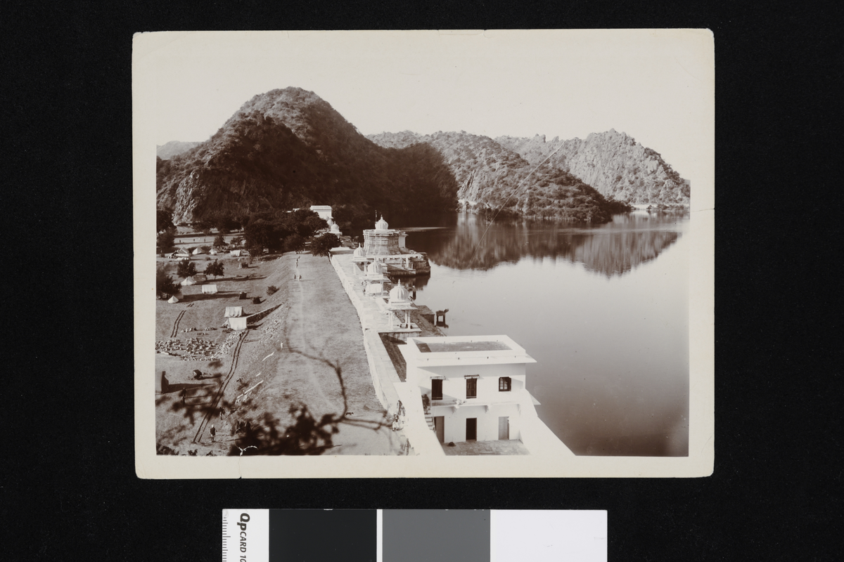 Demning, Lake Bundi. Fotografi samlet/tatt i forbindelse med Elisabeth Meyers reise til India 1932-33.