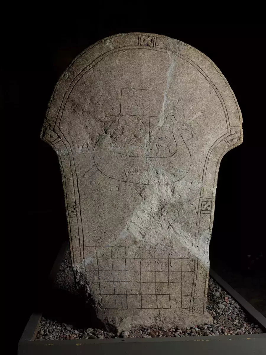Enl stenberger förvärvad omkr 1863  två motvarandra stående hästar (hingst-hetsning?). Däruner rutindelad rektangel. Dubbel kantbård. Gavelsten till kista. Larsarev ii. Se s lindqvist:  gotlands bildsteine ii sid 42 kompl juli 2006/ml
av kalkhäll. 1:16 tum lång, 21 tum bredast och 1 5/8 tum tjock, prydd med ett skepp. Defekt, /i fem stycken/. Funnen 1863 i ängen "sprängänget" vid larsarve i eskelhem.