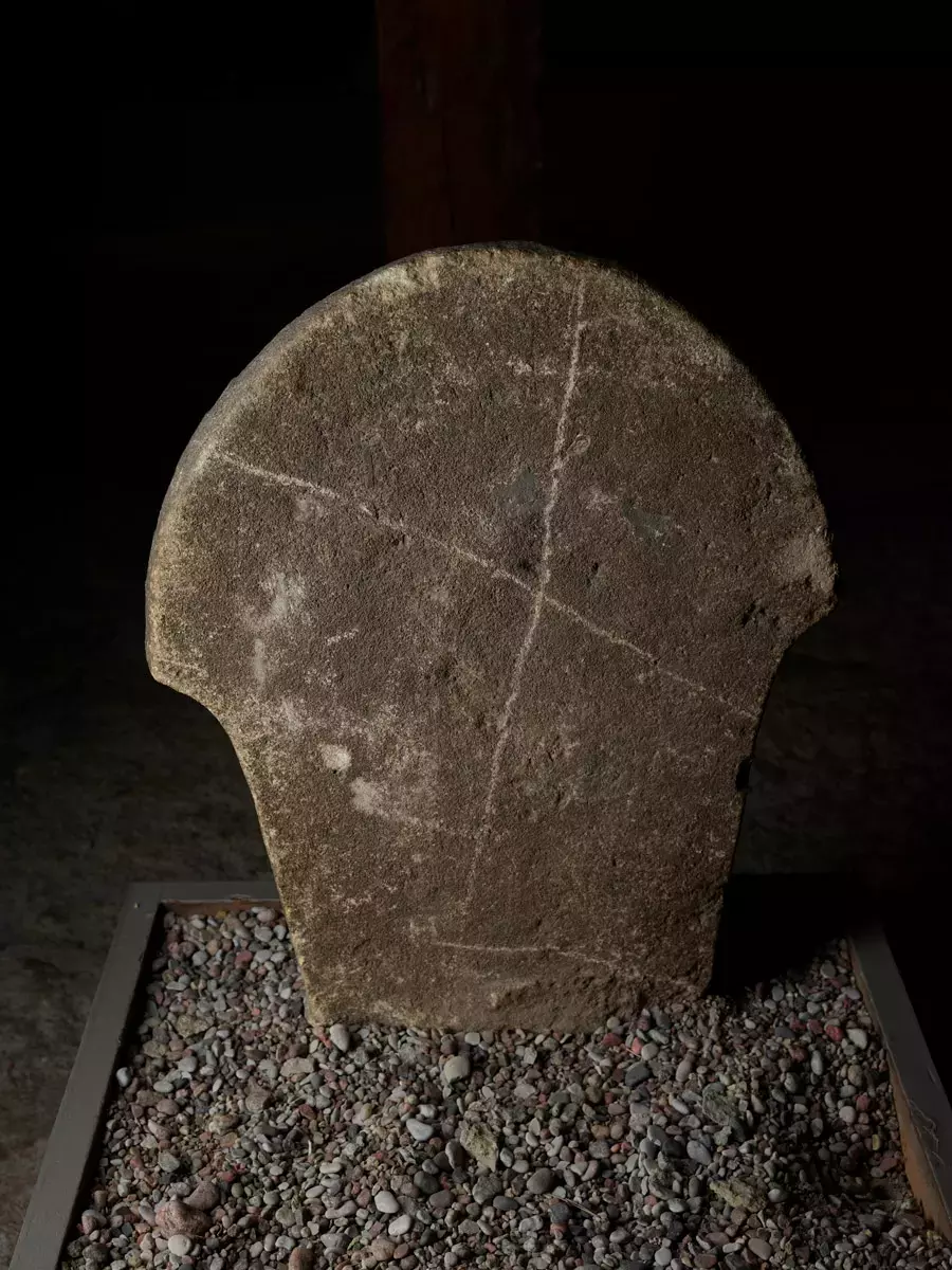 Enl lindqvist påträffad 1863.  Larsarve i : på ena sidan uppstill skepp med tre roddare och kvadratiskt segel därunder rutindelad kvadrat, på andra sidan ev liknande rutad kvadrat. På båda sidor dubbel kantbård med små " kringlor"  se s lindqvist:  gotlands bildsteine ii sid 42  gavelsten till kista. Kompl juli 2006/ml
av kalkhäll, 1 aln 9 tum hög, 18 3/4 tum bredast, /fig/, och 1 3/8 tum  tjock, prydd med  två motstående hästar; funnen 1863 i ängen "sprängänget" vid larsarve i eskelhem.