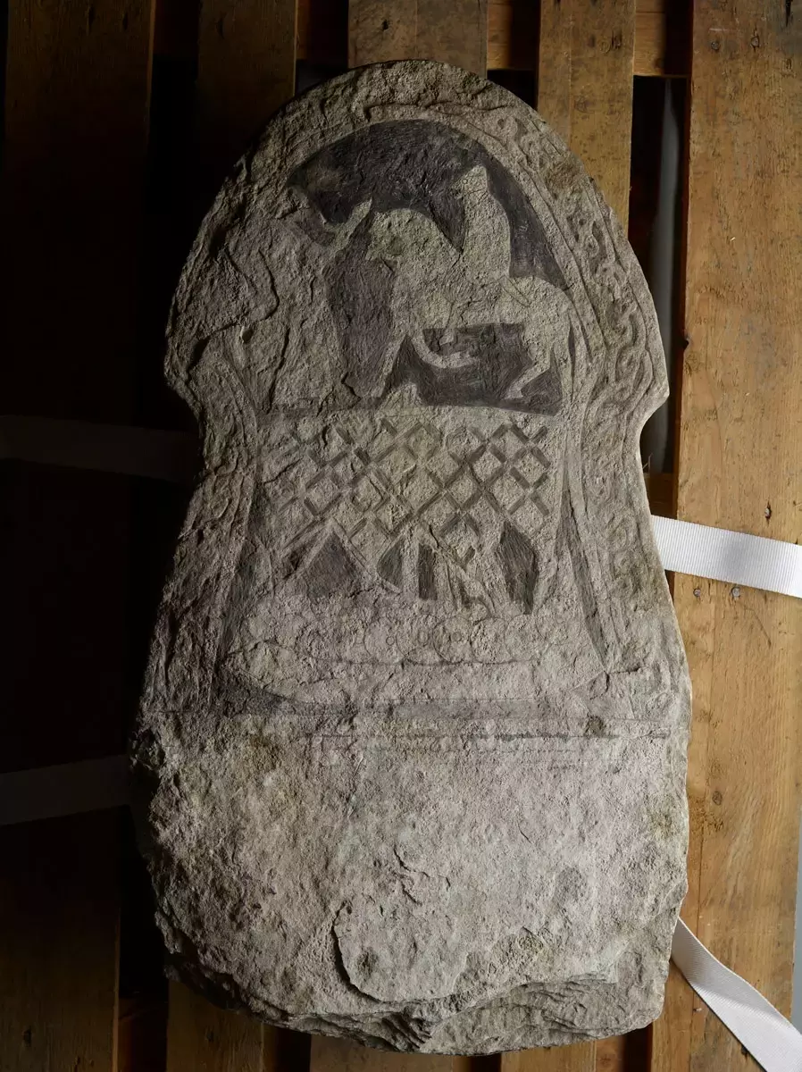 Bildsten: Broa IV. Funnen år 1879 under grustäckt vid Högbro i Roma.

Upptill motiv av ryttare i "pösbyxor" som emottages av valkyria med dryckeshorn. Nedtill motiv av bemannat skepp med höga stävar och rutat segel. Sköldar utmed relingen och bandfläta utmed kanterna.