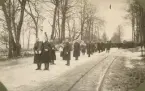 Procession vid järnvägen.