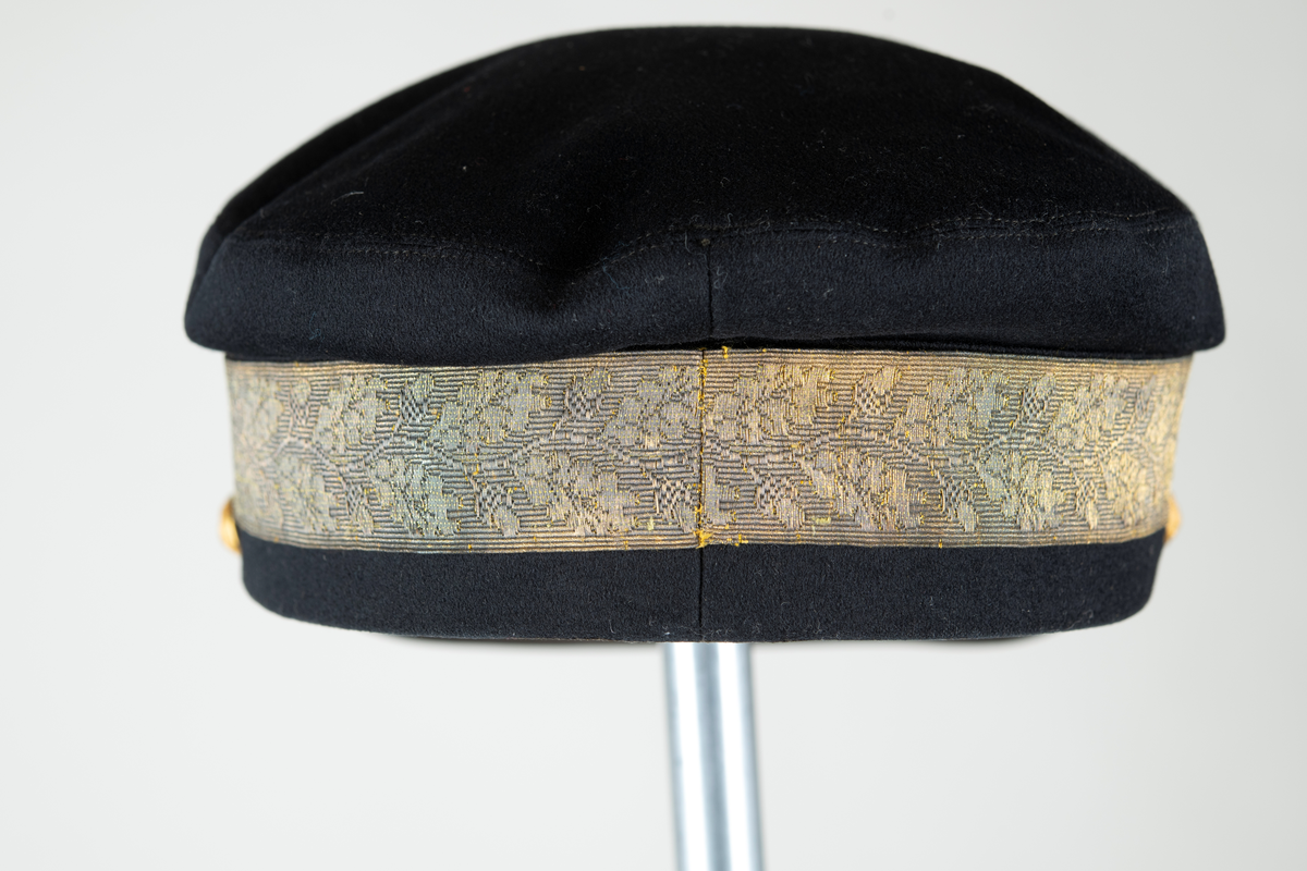 Anmärkning: Till parad- och landshövdingeuniform. Släpmundering.