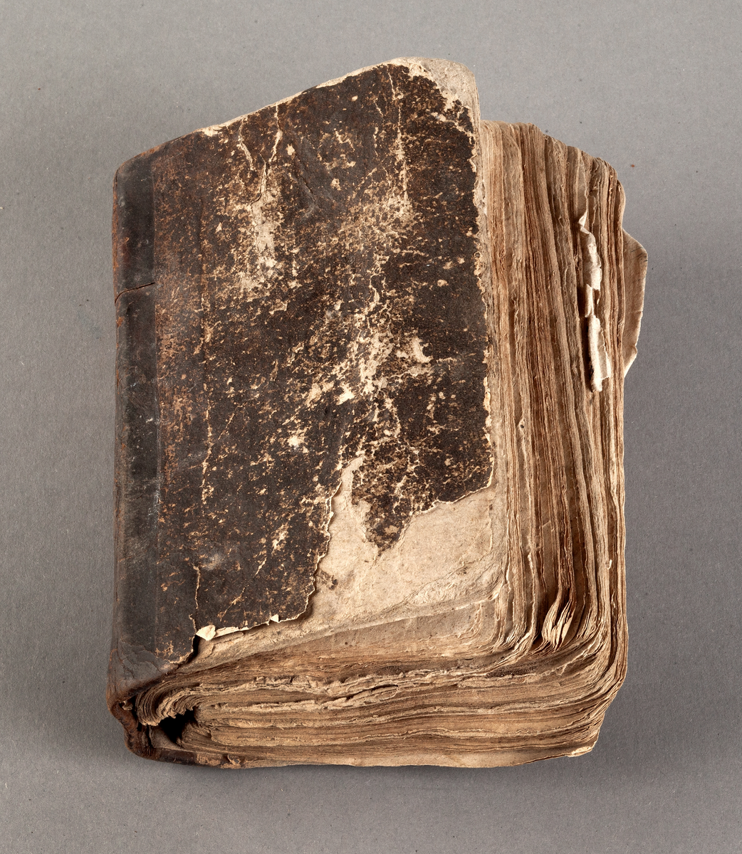 Psalmbok. Tryckt i Örebro 1824. Inskription på pärmarnas insidor. Har tillhört en skomakare Johan Salin, Kumla Wäsby.