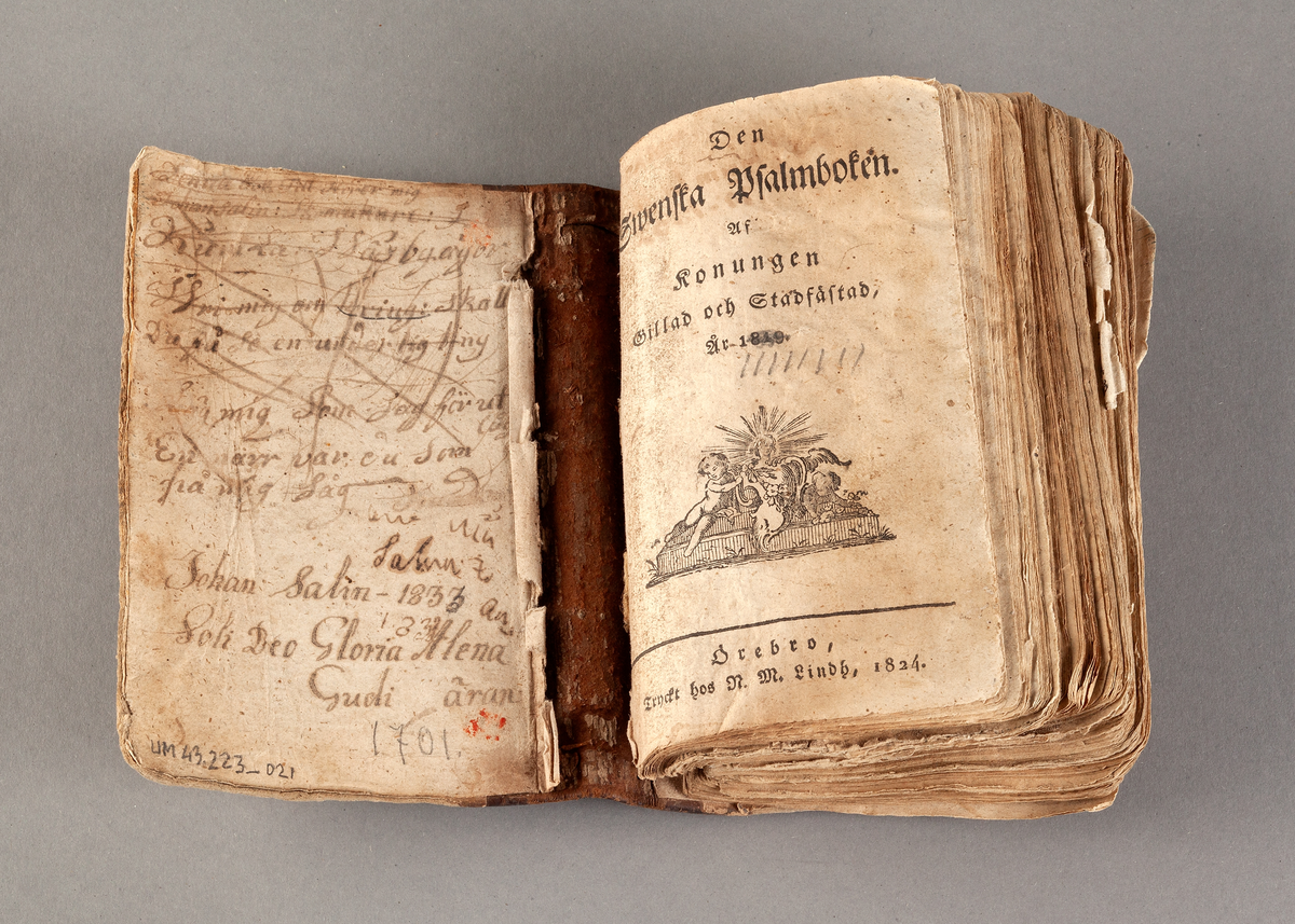 Psalmbok. Tryckt i Örebro 1824. Inskription på pärmarnas insidor. Har tillhört en skomakare Johan Salin, Kumla Wäsby.