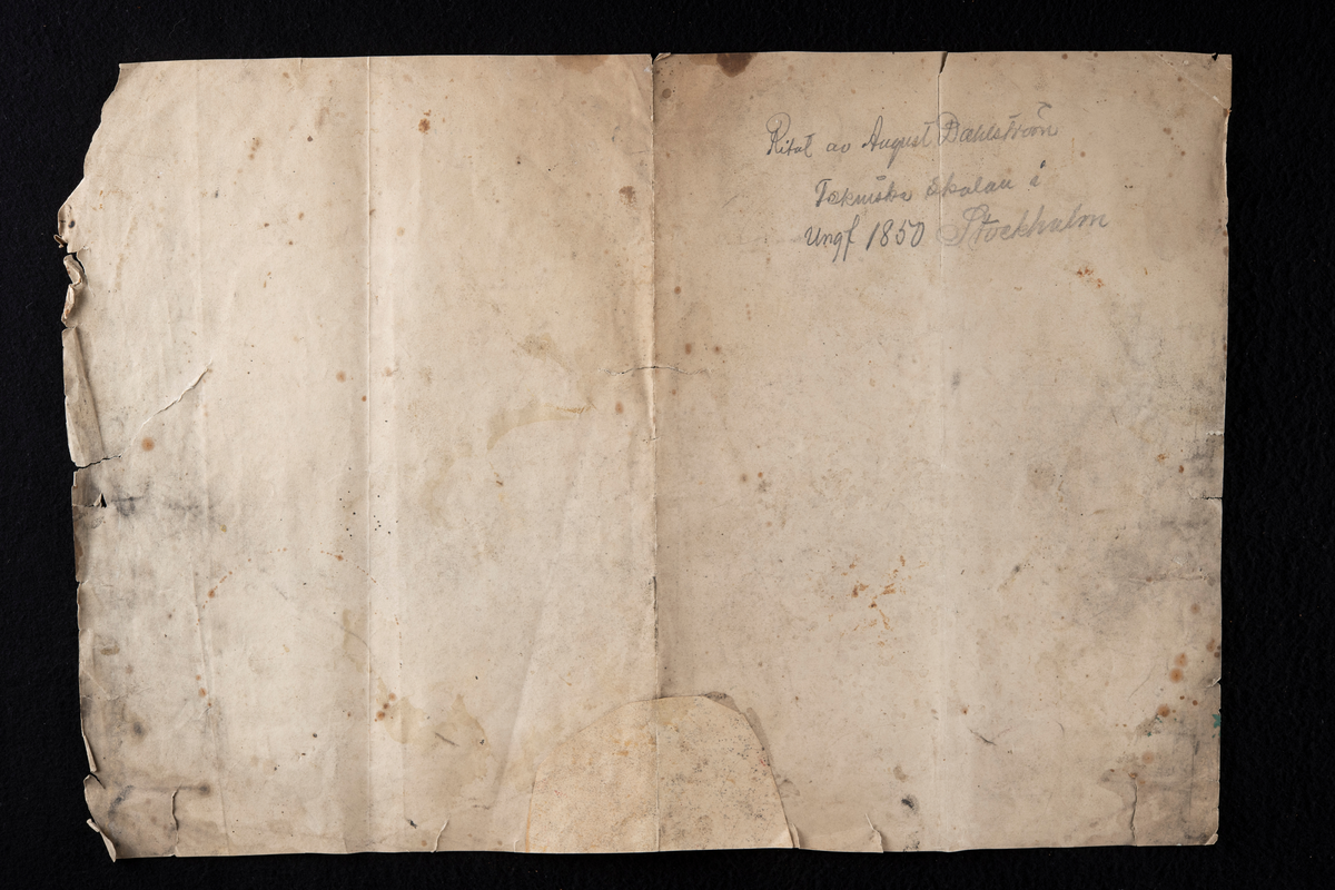 Urna på fot med två handtag utformade till vinrankor, vinrankor fortsätter och slingrar sig längst urnans äggstavsdekorerade överkant. Mitt på urnan ett lejonhuvud och ovanför två människohuvuden i profil som blickar uppåt, på vardera sida två manshuvuden snett i profil som blickar inåt uppåt.