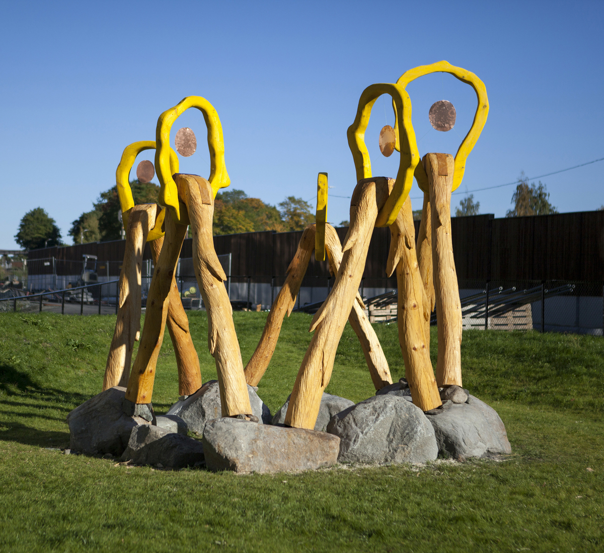 Skulpturen hentyder til formen av blomster/hoder og knyttes sammen i en helhetlig skulptur. Skulpturen vil springe ut av store naturstein som plasseres i ringformasjon, hvor 2 “blomsterstilker” er knyttet til hver stein, og hvor to stilker fra to ulike steiner møtes i et blomsterhode. Formen er inspirert av hestehoven, en blomst som mange forbinder med lysere tider og vårens anmars. 

Lysskulpturene består av uthulet trestammer. 
