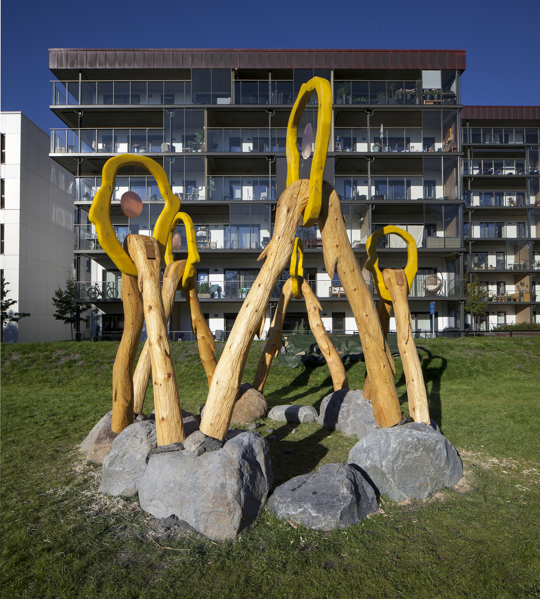 Skulpturen hentyder til formen av blomster/hoder og knyttes sammen i en helhetlig skulptur. Skulpturen vil springe ut av store naturstein som plasseres i ringformasjon, hvor 2 “blomsterstilker” er knyttet til hver stein, og hvor to stilker fra to ulike steiner møtes i et blomsterhode. Formen er inspirert av hestehoven, en blomst som mange forbinder med lysere tider og vårens anmars. 

Lysskulpturene består av uthulet trestammer. 
