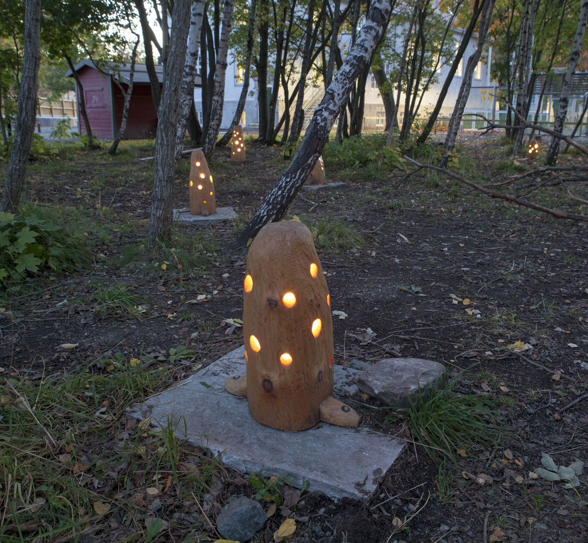 Skulpturen hentyder til formen av blomster/hoder og knyttes sammen i en helhetlig skulptur. Skulpturen vil springe ut av store naturstein som plasseres i ringformasjon, hvor 2 “blomsterstilker” er knyttet til hver stein, og hvor to stilker fra to ulike steiner møtes i et blomsterhode. Formen er inspirert av hestehoven, en blomst som mange forbinder med lysere tider og vårens anmars. 

Lysskulpturene består av uthulet trestammer. 