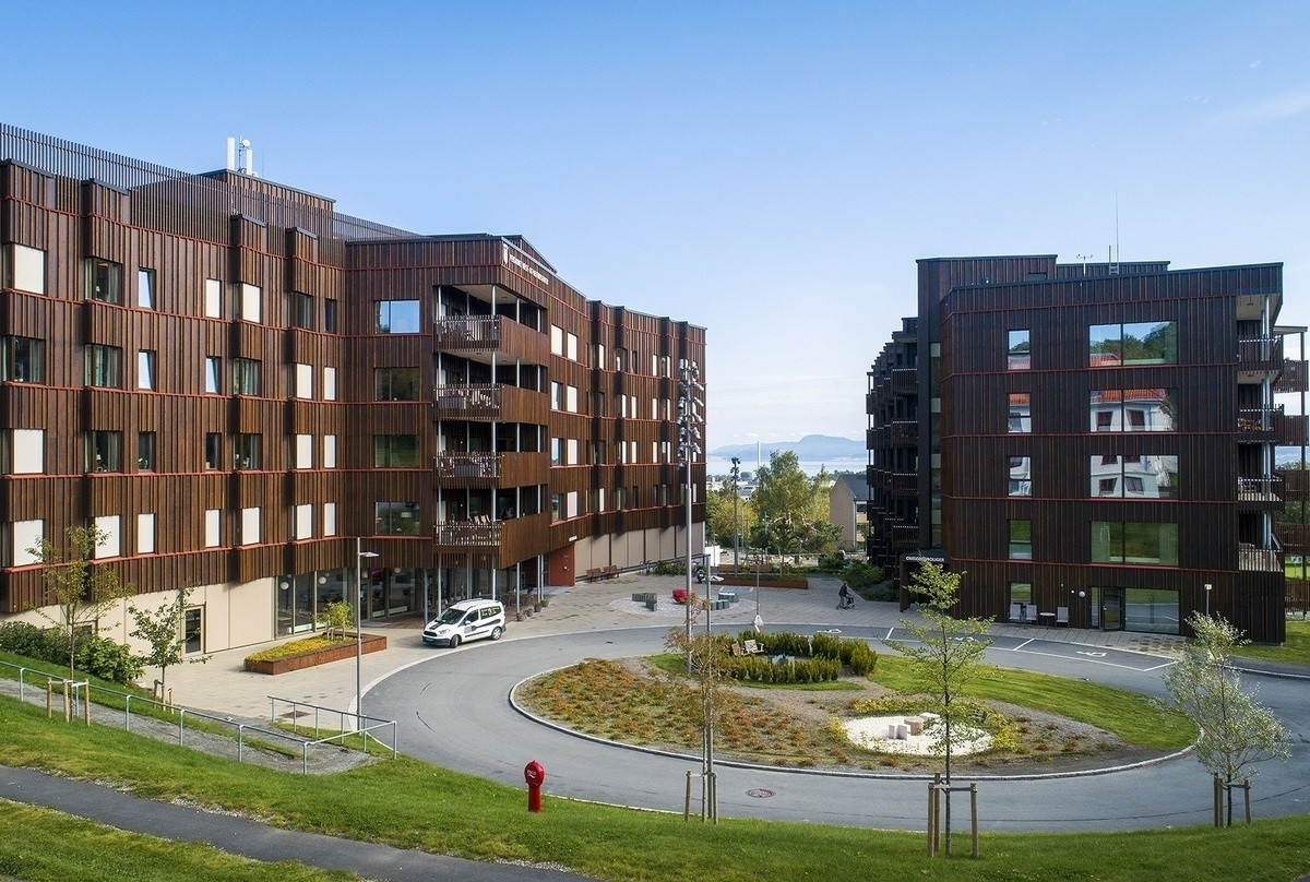 I uteområdet blander skulpturer av den danske billedhuggeren Jørn Rønnau seg med trær, busker og blomster i to separate hagerom. Det ene har kunstneren kalt «Torvet» og satt inn en hel gruppe skulpturer. Blader fra ulike treslag, bjørk, eik, bøk, ask og pil har gitt formmessig inspirasjon til fem sitteskulpturer i polert granitt. På de glatte sitteflatene har Rønnau plassert små bronsefigurer av ekorn, frosk og mus. De bladformete «benkene» er gruppert rundt en sentral bronseskulptur, et rødt kjærlighetens hjerte. Store runde bed for blomster og busker hører også med til kunstnerens prosjekt.

Det andre hagerommet har en oval form og har fått navnet «Den grønne øya». Her lar Rønnau de samme treslag gro opp, bjørk, eik, bøk, ask og pil, som sammen danner en svungen allé diagonalt over «øya» og deler den i to. På hver side av alleen danner en sirkelrund hekk en intim sitteplass. Den ene har en gulskimrende granittskulptur i tre deler, som sammen danner ordet «sol» og hver for seg fungerer som stoler og bord. På bordet har for øvrig en bronsefugl slått seg ned. Mens denne siden har dagen som tema, preger natten den andre. Her har Rønnau satt inn en granittskulptur formet som en stjerne. Ovenfra kan Den grønne øya ses som yin og yang, det eldgamle orientalske symbolet for de motstridende, men utfyllende krefter i verden.