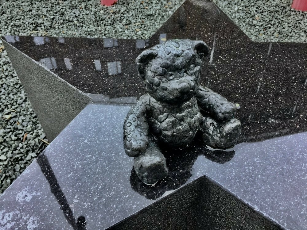 I uteområdet blander skulpturer av den danske billedhuggeren Jørn Rønnau seg med trær, busker og blomster i to separate hagerom. Det ene har kunstneren kalt «Torvet» og satt inn en hel gruppe skulpturer. Blader fra ulike treslag, bjørk, eik, bøk, ask og pil har gitt formmessig inspirasjon til fem sitteskulpturer i polert granitt. På de glatte sitteflatene har Rønnau plassert små bronsefigurer av ekorn, frosk og mus. De bladformete «benkene» er gruppert rundt en sentral bronseskulptur, et rødt kjærlighetens hjerte. Store runde bed for blomster og busker hører også med til kunstnerens prosjekt.

Det andre hagerommet har en oval form og har fått navnet «Den grønne øya». Her lar Rønnau de samme treslag gro opp, bjørk, eik, bøk, ask og pil, som sammen danner en svungen allé diagonalt over «øya» og deler den i to. På hver side av alleen danner en sirkelrund hekk en intim sitteplass. Den ene har en gulskimrende granittskulptur i tre deler, som sammen danner ordet «sol» og hver for seg fungerer som stoler og bord. På bordet har for øvrig en bronsefugl slått seg ned. Mens denne siden har dagen som tema, preger natten den andre. Her har Rønnau satt inn en granittskulptur formet som en stjerne. Ovenfra kan Den grønne øya ses som yin og yang, det eldgamle orientalske symbolet for de motstridende, men utfyllende krefter i verden.