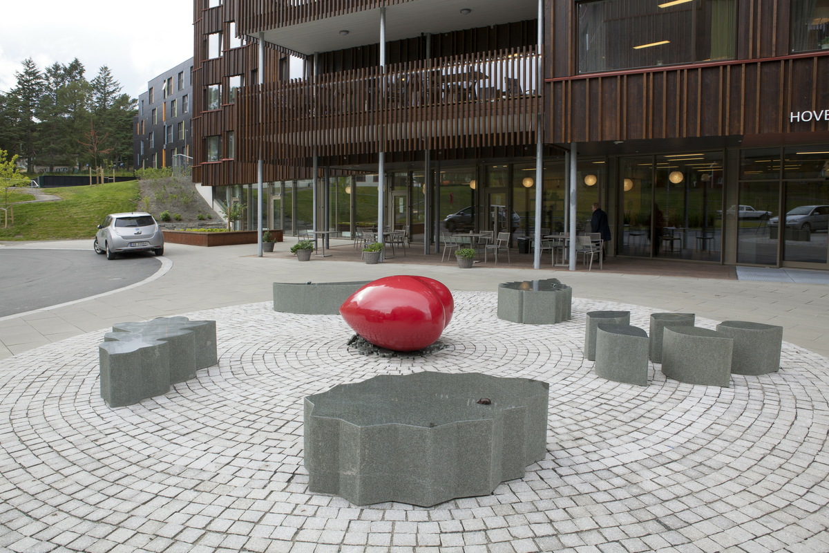 I uteområdet blander skulpturer av den danske billedhuggeren Jørn Rønnau seg med trær, busker og blomster i to separate hagerom. Det ene har kunstneren kalt «Torvet» og satt inn en hel gruppe skulpturer. Blader fra ulike treslag, bjørk, eik, bøk, ask og pil har gitt formmessig inspirasjon til fem sitteskulpturer i polert granitt. På de glatte sitteflatene har Rønnau plassert små bronsefigurer av ekorn, frosk og mus. De bladformete «benkene» er gruppert rundt en sentral bronseskulptur, et rødt kjærlighetens hjerte. Store runde bed for blomster og busker hører også med til kunstnerens prosjekt.

Det andre hagerommet har en oval form og har fått navnet «Den grønne øya». Her lar Rønnau de samme treslag gro opp, bjørk, eik, bøk, ask og pil, som sammen danner en svungen allé diagonalt over «øya» og deler den i to. På hver side av alleen danner en sirkelrund hekk en intim sitteplass. Den ene har en gulskimrende granittskulptur i tre deler, som sammen danner ordet «sol» og hver for seg fungerer som stoler og bord. På bordet har for øvrig en bronsefugl slått seg ned. Mens denne siden har dagen som tema, preger natten den andre. Her har Rønnau satt inn en granittskulptur formet som en stjerne. Ovenfra kan Den grønne øya ses som yin og yang, det eldgamle orientalske symbolet for de motstridende, men utfyllende krefter i verden.