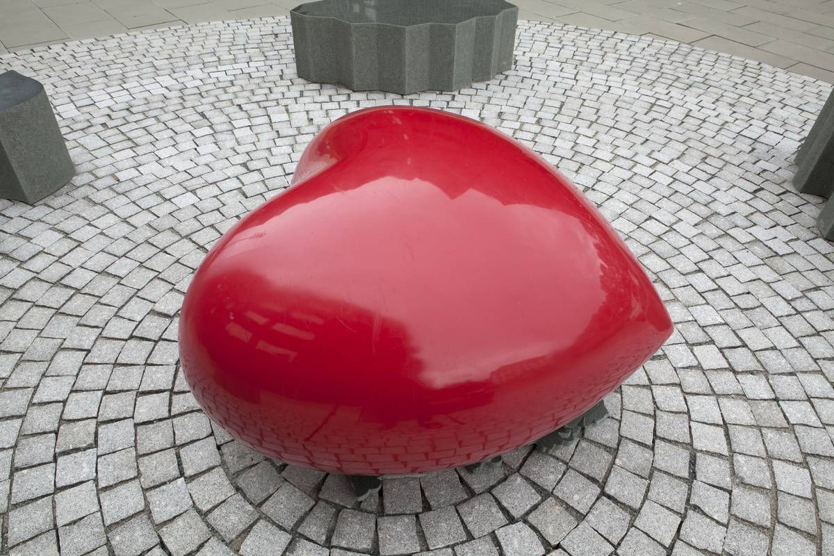 I uteområdet blander skulpturer av den danske billedhuggeren Jørn Rønnau seg med trær, busker og blomster i to separate hagerom. Det ene har kunstneren kalt «Torvet» og satt inn en hel gruppe skulpturer. Blader fra ulike treslag, bjørk, eik, bøk, ask og pil har gitt formmessig inspirasjon til fem sitteskulpturer i polert granitt. På de glatte sitteflatene har Rønnau plassert små bronsefigurer av ekorn, frosk og mus. De bladformete «benkene» er gruppert rundt en sentral bronseskulptur, et rødt kjærlighetens hjerte. Store runde bed for blomster og busker hører også med til kunstnerens prosjekt.

Det andre hagerommet har en oval form og har fått navnet «Den grønne øya». Her lar Rønnau de samme treslag gro opp, bjørk, eik, bøk, ask og pil, som sammen danner en svungen allé diagonalt over «øya» og deler den i to. På hver side av alleen danner en sirkelrund hekk en intim sitteplass. Den ene har en gulskimrende granittskulptur i tre deler, som sammen danner ordet «sol» og hver for seg fungerer som stoler og bord. På bordet har for øvrig en bronsefugl slått seg ned. Mens denne siden har dagen som tema, preger natten den andre. Her har Rønnau satt inn en granittskulptur formet som en stjerne. Ovenfra kan Den grønne øya ses som yin og yang, det eldgamle orientalske symbolet for de motstridende, men utfyllende krefter i verden.