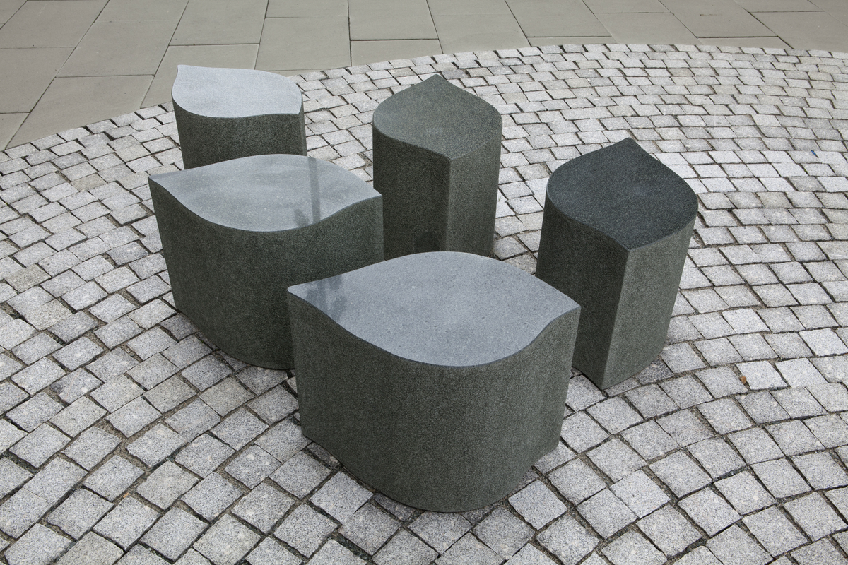 I uteområdet blander skulpturer av den danske billedhuggeren Jørn Rønnau seg med trær, busker og blomster i to separate hagerom. Det ene har kunstneren kalt «Torvet» og satt inn en hel gruppe skulpturer. Blader fra ulike treslag, bjørk, eik, bøk, ask og pil har gitt formmessig inspirasjon til fem sitteskulpturer i polert granitt. På de glatte sitteflatene har Rønnau plassert små bronsefigurer av ekorn, frosk og mus. De bladformete «benkene» er gruppert rundt en sentral bronseskulptur, et rødt kjærlighetens hjerte. Store runde bed for blomster og busker hører også med til kunstnerens prosjekt.

Det andre hagerommet har en oval form og har fått navnet «Den grønne øya». Her lar Rønnau de samme treslag gro opp, bjørk, eik, bøk, ask og pil, som sammen danner en svungen allé diagonalt over «øya» og deler den i to. På hver side av alleen danner en sirkelrund hekk en intim sitteplass. Den ene har en gulskimrende granittskulptur i tre deler, som sammen danner ordet «sol» og hver for seg fungerer som stoler og bord. På bordet har for øvrig en bronsefugl slått seg ned. Mens denne siden har dagen som tema, preger natten den andre. Her har Rønnau satt inn en granittskulptur formet som en stjerne. Ovenfra kan Den grønne øya ses som yin og yang, det eldgamle orientalske symbolet for de motstridende, men utfyllende krefter i verden.