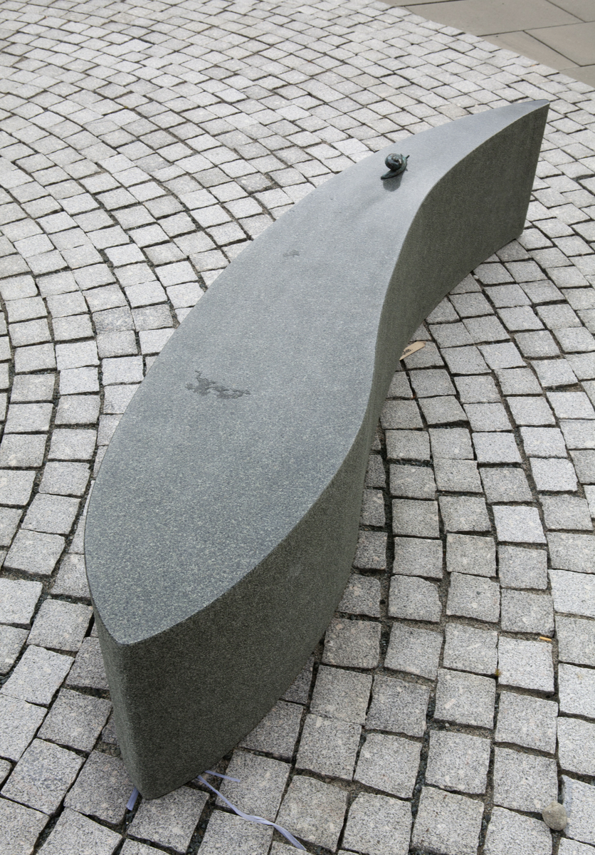 I uteområdet blander skulpturer av den danske billedhuggeren Jørn Rønnau seg med trær, busker og blomster i to separate hagerom. Det ene har kunstneren kalt «Torvet» og satt inn en hel gruppe skulpturer. Blader fra ulike treslag, bjørk, eik, bøk, ask og pil har gitt formmessig inspirasjon til fem sitteskulpturer i polert granitt. På de glatte sitteflatene har Rønnau plassert små bronsefigurer av ekorn, frosk og mus. De bladformete «benkene» er gruppert rundt en sentral bronseskulptur, et rødt kjærlighetens hjerte. Store runde bed for blomster og busker hører også med til kunstnerens prosjekt.

Det andre hagerommet har en oval form og har fått navnet «Den grønne øya». Her lar Rønnau de samme treslag gro opp, bjørk, eik, bøk, ask og pil, som sammen danner en svungen allé diagonalt over «øya» og deler den i to. På hver side av alleen danner en sirkelrund hekk en intim sitteplass. Den ene har en gulskimrende granittskulptur i tre deler, som sammen danner ordet «sol» og hver for seg fungerer som stoler og bord. På bordet har for øvrig en bronsefugl slått seg ned. Mens denne siden har dagen som tema, preger natten den andre. Her har Rønnau satt inn en granittskulptur formet som en stjerne. Ovenfra kan Den grønne øya ses som yin og yang, det eldgamle orientalske symbolet for de motstridende, men utfyllende krefter i verden.