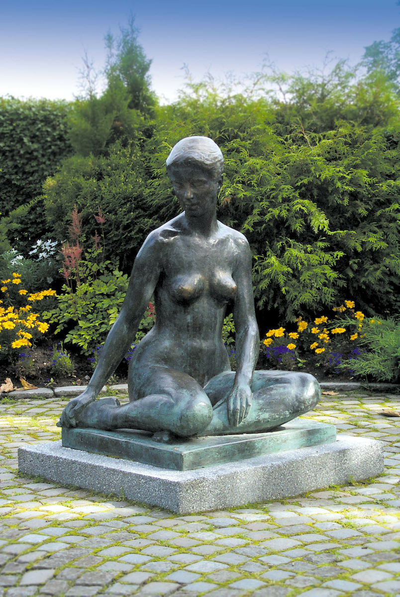 Sittende helfigur