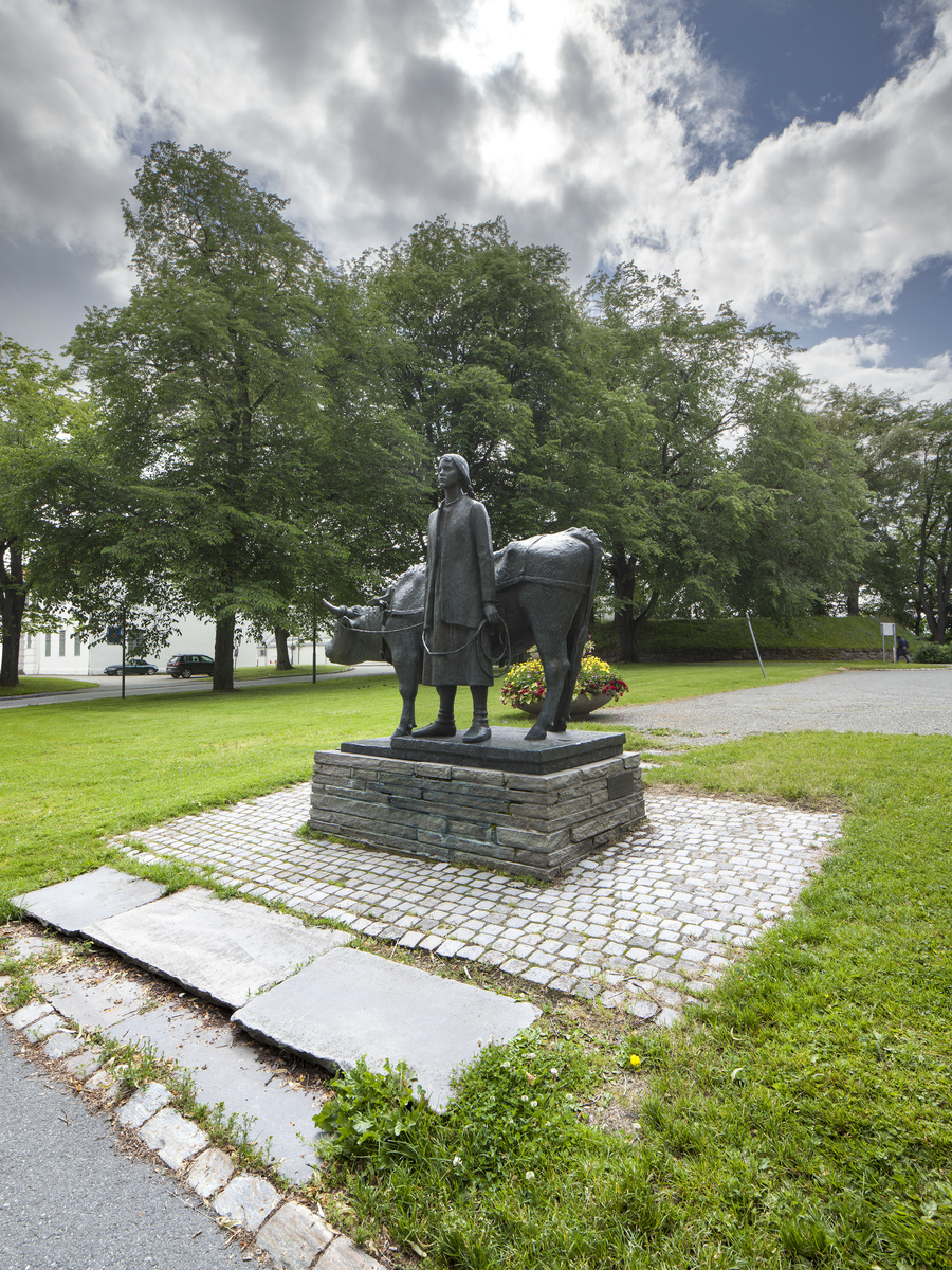 An-Magritt foran Hovi-stuten. An-Magritt symboliserer viljestyrken der hun står i overnaturlig størrelse foran den lave, lutende oksen, som er et symbol på slitet.