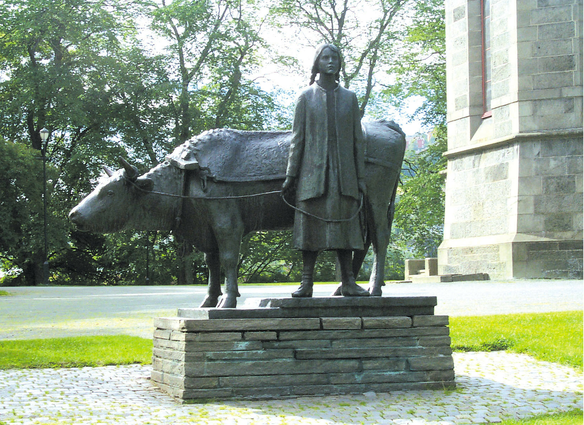 An-Magritt foran Hovi-stuten. An-Magritt symboliserer viljestyrken der hun står i overnaturlig størrelse foran den lave, lutende oksen, som er et symbol på slitet.
