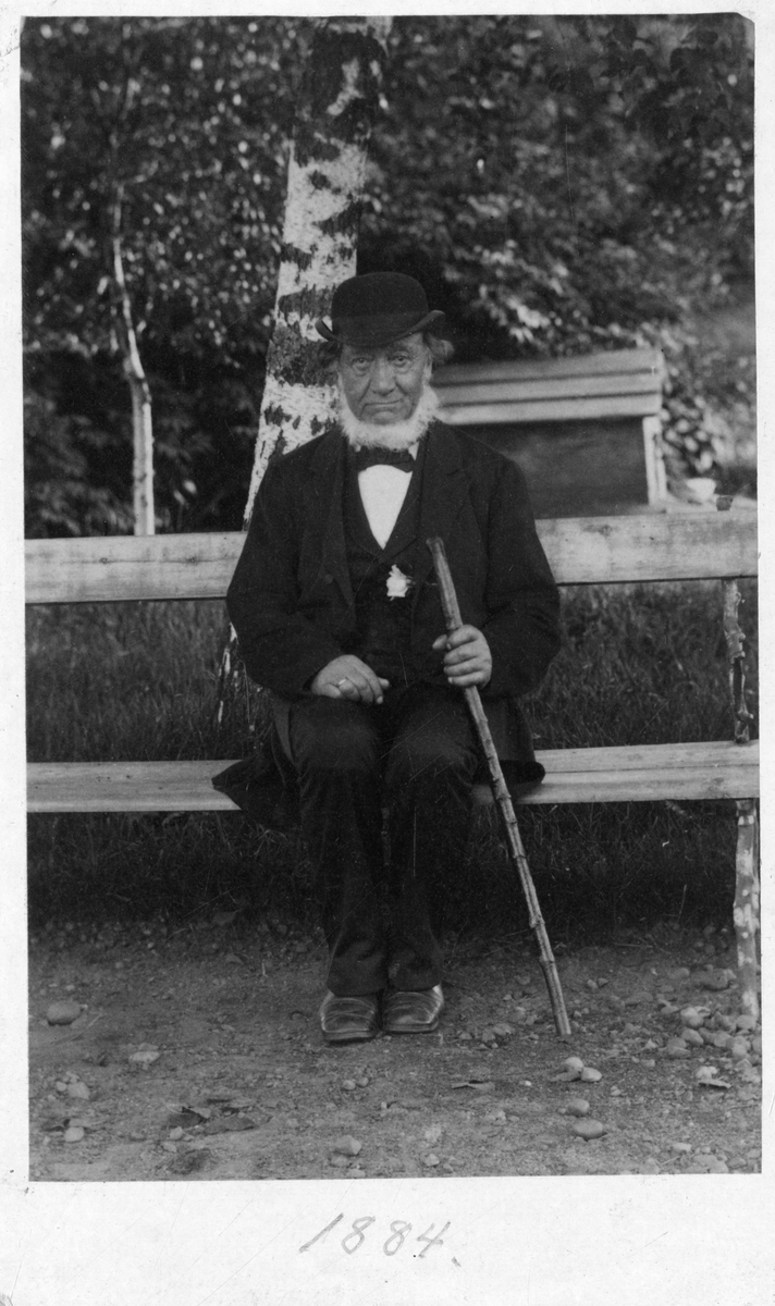 Foto av prokurator Larsen på benk i 1884, Dal gård.