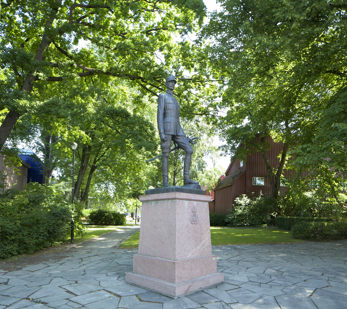 Helfigur på sokkel: Kong Haakon VII  (1872-1957)