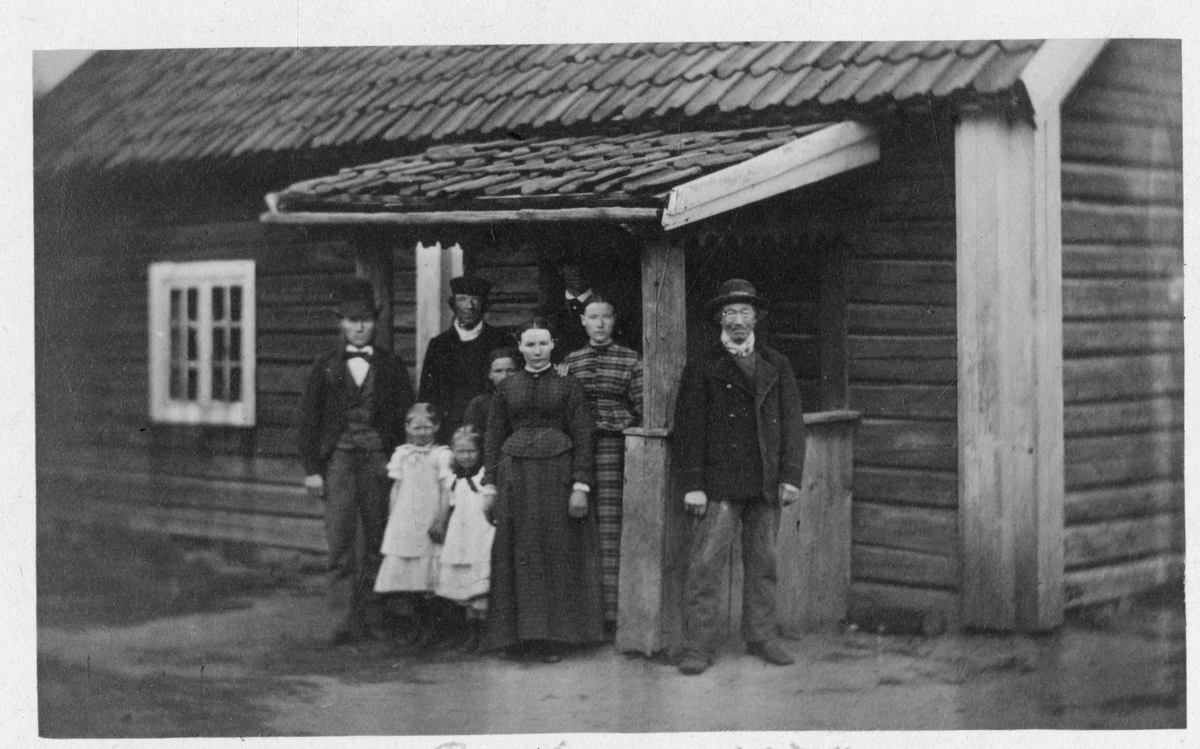 Foto av husmannsfamilien Baskop fotografert i 1878