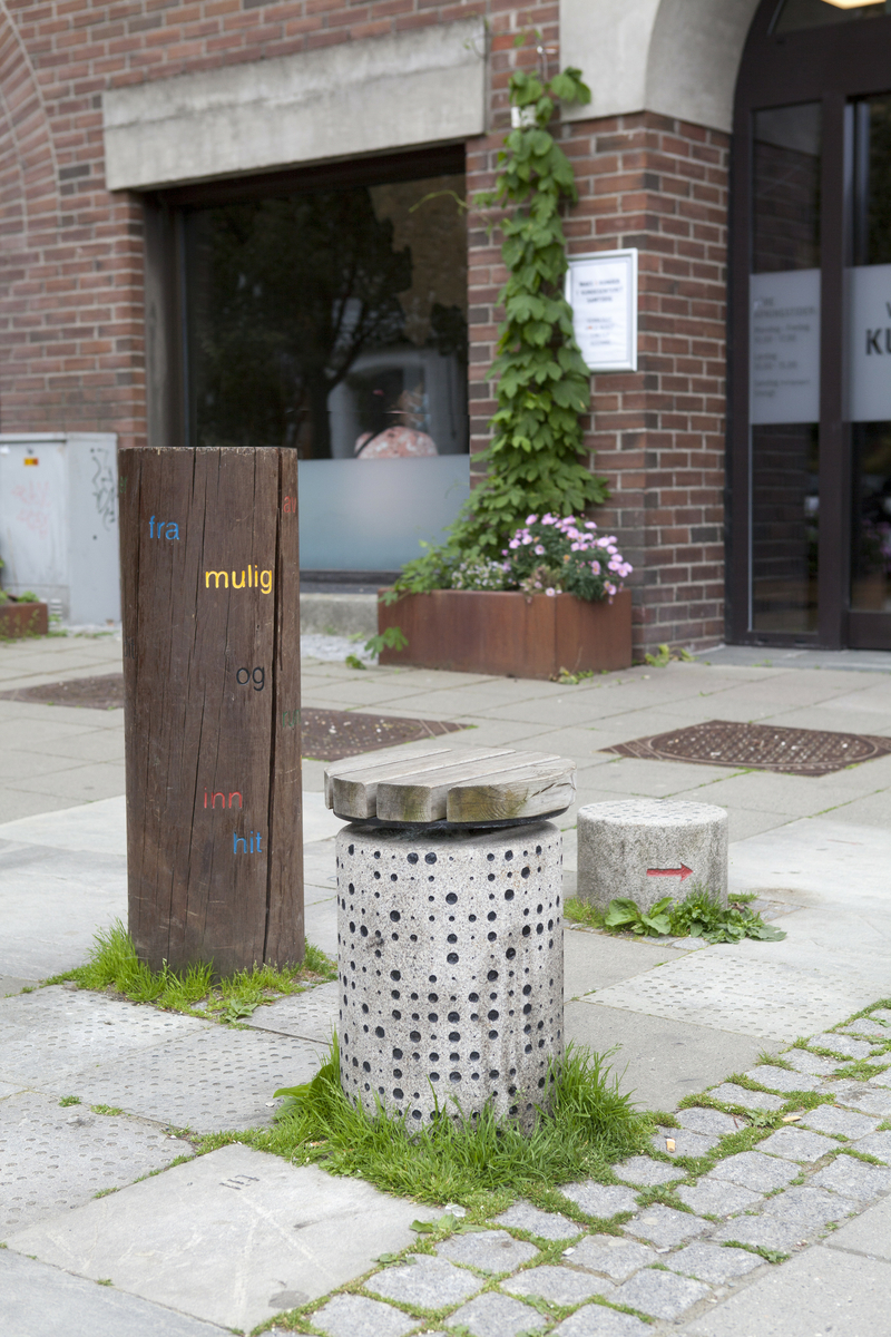 Benker, gatebelegg, “pullerter” og søppeldunker har fått mønstre og inngraverte ord og tegn.