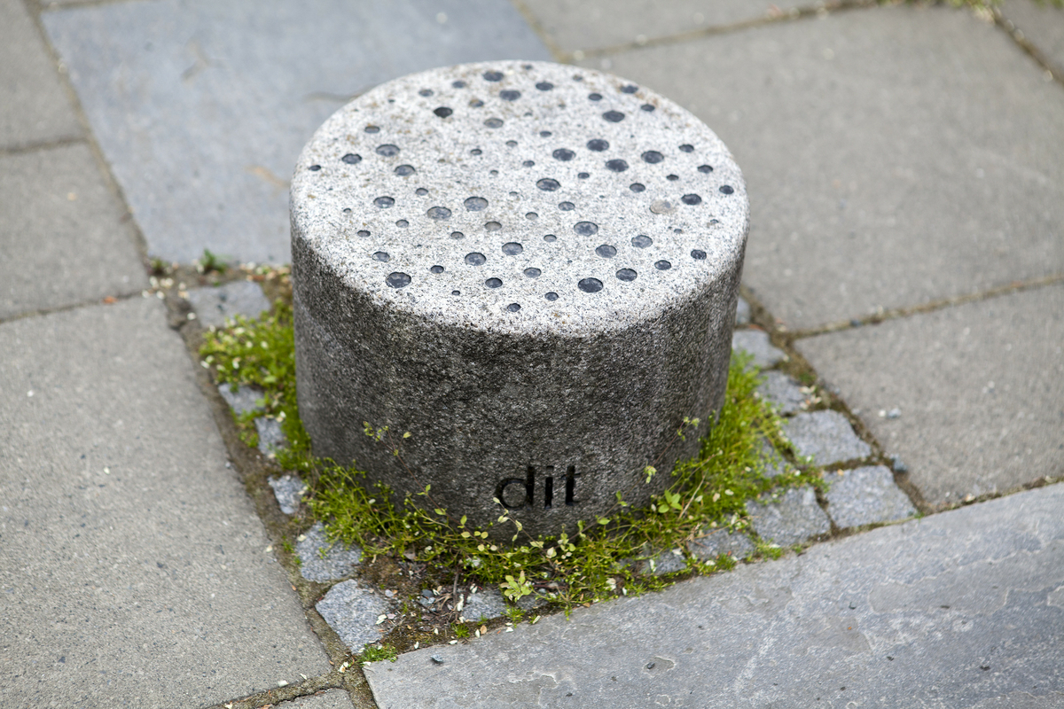 Benker, gatebelegg, “pullerter” og søppeldunker har fått mønstre og inngraverte ord og tegn.