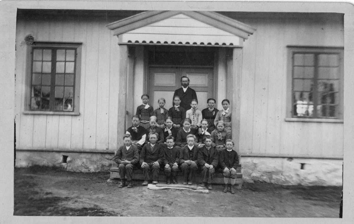 Foto av elever og lærer, torlig tidlig 1880-tallet. Dal folkeskole?