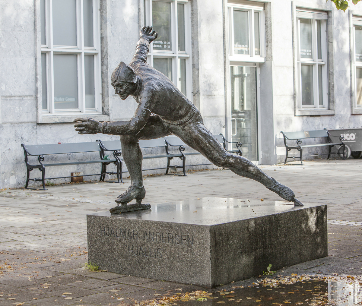 Helfigur på sokkel. Skjøytekongen Hjalmar Andersen (1923-2013), kjent som "Hjallis". 
