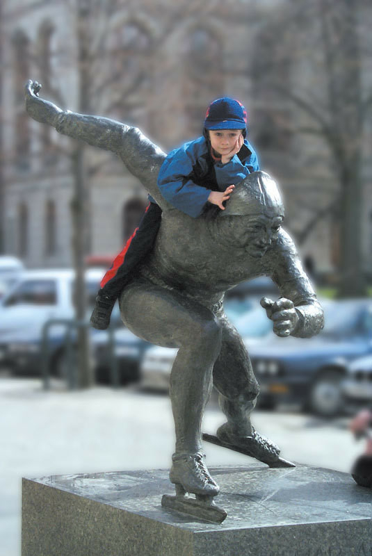 Helfigur på sokkel. Skjøytekongen Hjalmar Andersen (1923-2013), kjent som "Hjallis". 