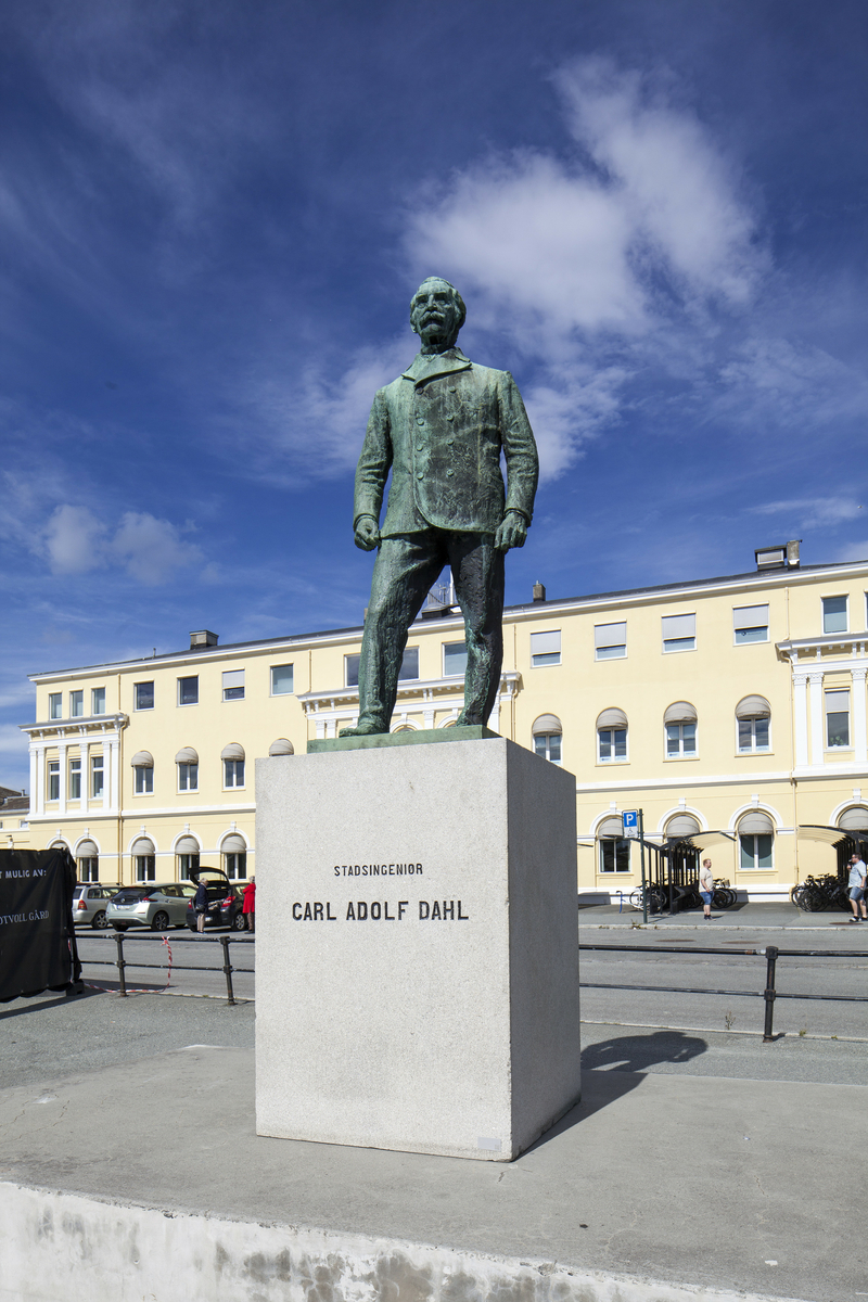 Helfigur på sokkel