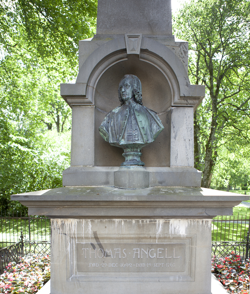 Portrettbyste i steinobelisk