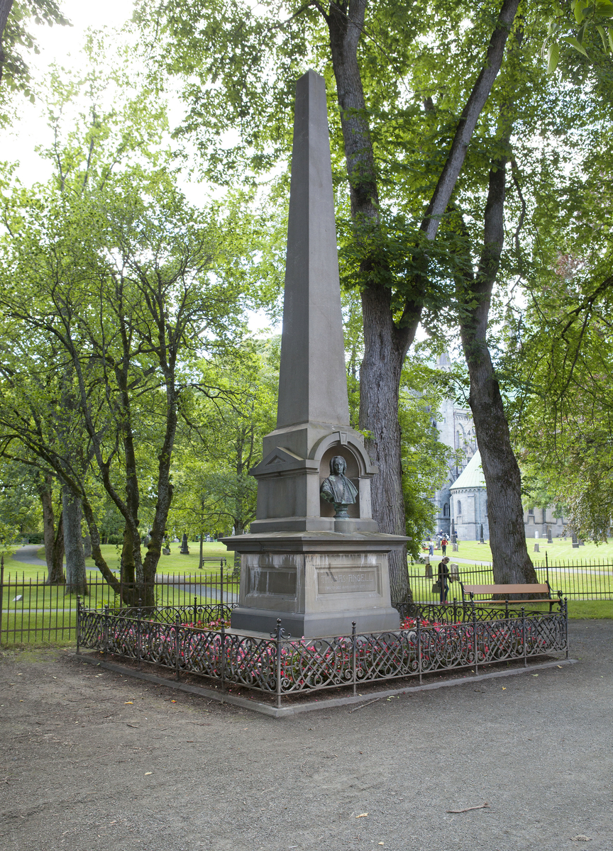 Portrettbyste i steinobelisk