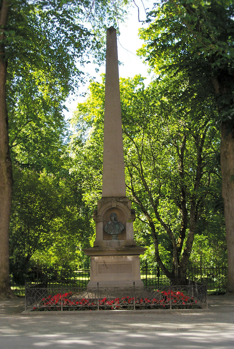 Portrettbyste i steinobelisk