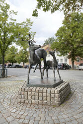 Kronhjort i sprang [Skulptur]