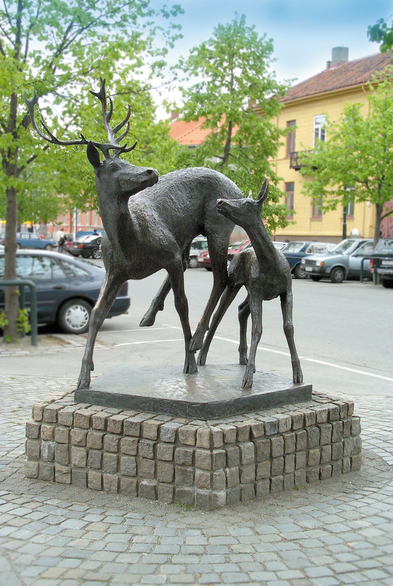 To hjortedyr, en hunnhjort og kalven hennes.