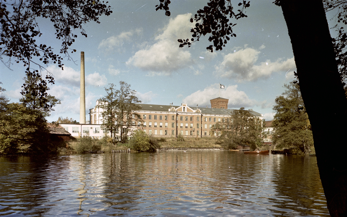 Strömsbro Bomullsspinneri sedd från andra sidan Testeboån.