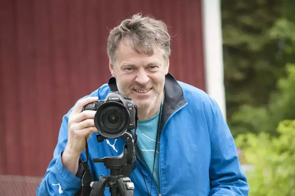 Fotograf med kamera i handa